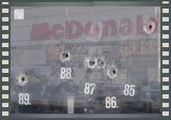 Неизвестный обстрелял McDonald's в ответ на отказ продать гамбургеры